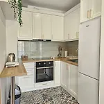 Bohemian Apt, Beachfront & Family Friendly - By Beta Premium Apartmán Golem (Tirana)